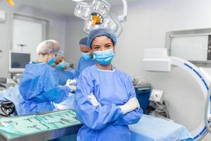 portret van vrouw vrouw verpleegster chirurg of personeel lid gekleed in chirurgisch scrubs japon masker en haar- netto in ziekenhuis in werking kamer theater maken oog contact glimlachen verheugd gelukkig op zoek Bij camera foto