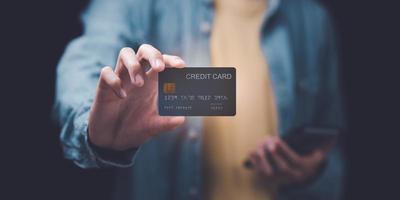 consumenten gebruik credit kaarten naar gedrag financieel transacties ,betaling met draadloze communicatie technologie, digitaal geld overdracht, online betaling winkelen, digitaal bank en online betaling concept foto