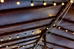 keten van lichten onder een houten dak foto