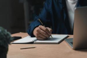 zakenman lezing en schrijven Aan boek.onderwijs aan het studeren kennis ontwikkeling en cognitie aan het leren concept. foto