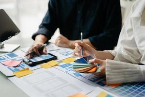 Aziatisch zakenman en vrouw mensen vergadering in kantoor. werknemer brainstorm en werk net zo team, plan en bespreken project door punt Aan papier en tablet. foto