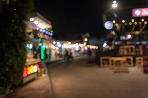 vervagen persoon achtergrond voedsel straat festival Bij nacht markt. foto