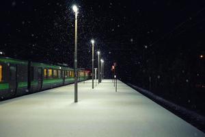 sneeuw vallend Aan de trein station. foto