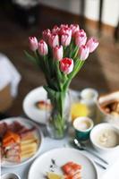zonnig voorjaar ontbijt met bloemen foto