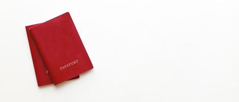 mockup paspoort vlak leggen Aan een geel achtergrond foto