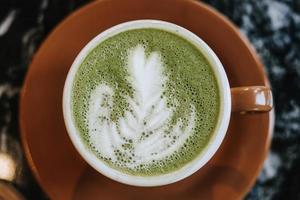 matcha latte met mooi latte kunst foto