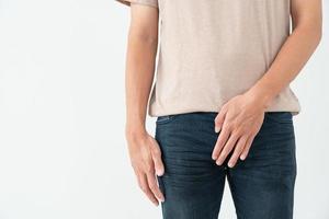 Mens houden hand- in voorkant van privaat onderdelen gevoel ongemak van ziekte en ontsteking. venerisch, testiculaire kanker. blaas problemen, erectiele disfunctie, prematuur ejaculatie, prostaat kanker foto