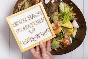 geven terug naar natuur is composteren motivatie tekst met biologisch vuilnis voor compost foto