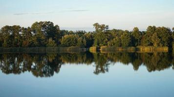 landschap van meer in de Woud. bomen reflectie in de water. zomer vakantie landschap. foto