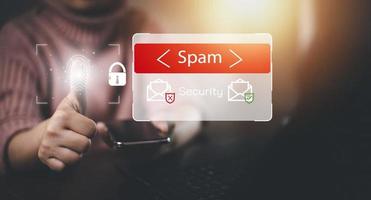 e-mailconcept met laptop spam en virus computermonitor internetbeveiligingsconcept, zakenman die elektronische post leest met een laptop. spam, junk en e-marketing op het scherm, pop-upwaarschuwing voor spam-e-mail. foto