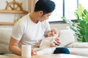 beeld van Aziatisch vader en zoon Bij huis foto