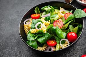 vers salade pasta, tomaat, komkommer, groen blad mengen, fusilli maaltijd voedsel tussendoortje Aan de tafel kopiëren ruimte voedsel achtergrond rustiek top visie foto