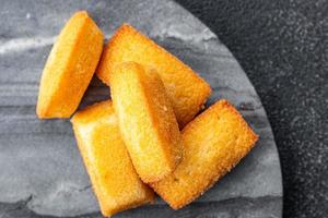 zoet taart financier toetje biscuit taart maaltijd voedsel tussendoortje Aan de tafel kopiëren ruimte voedsel achtergrond rustiek top visie foto