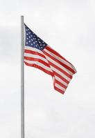 Verenigde Staten van Amerika vlag Aan vlaggenmast tegen bewolkt lucht foto