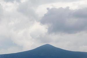 wolken bovenstaand berg in Griekenland foto