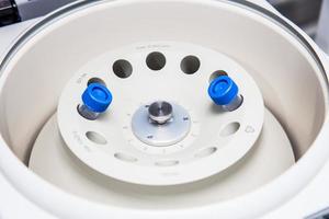 buis ingevoegd in een laboratorium centrifuge foto