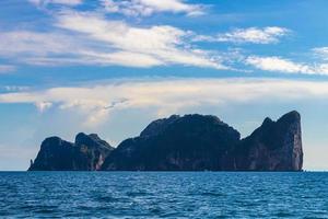 mooi tropisch kalksteen eilanden Aan koh phi phi leh Thailand. foto