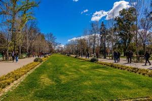 terugtrekken park in Madrid Spanje in voorjaar dag landschap foto