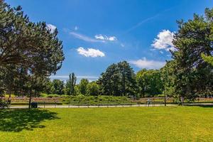zomer landschap Aan een zonnig dag park tuin Warschau Polen pad, boom foto