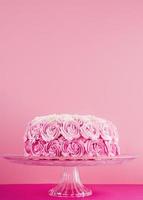 heerlijke roze cake met rozen op roze achtergrond