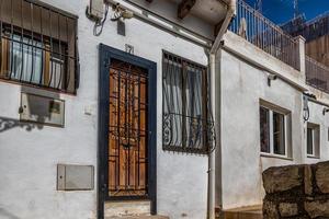 historisch oud kleurrijk huizen barrio de kerstman cruz Alicante Spanje Aan een zonnig dag foto