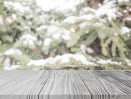 lege houten tafel met vooraanzicht van kerstboom met sneeuw foto