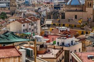 visie Aan een zonnig dag van de stad en kleurrijk gebouwen van de gezichtspunt Alicante Spanje foto