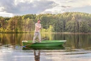 visser in een boot foto