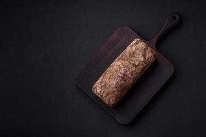 brood van vers krokant bruin brood met granen en zaden foto