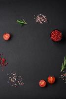 ingrediënten voor Koken een heerlijk vegetarisch schotel kers tomaten, rozemarijn, zout foto