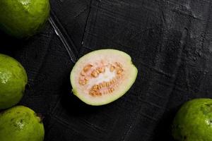 plat lag gesneden guavefruit foto