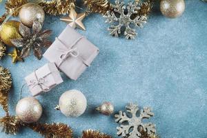 geschenkdozen met glanzende kerstballen foto