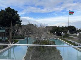 park met zwembad en Azerbeidzjan vlag golvend in bewolkt weer foto