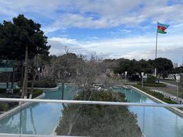 park met zwembad en Azerbeidzjan vlag golvend in bewolkt weer foto