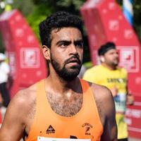 nieuw Delhi, Indië - maart 16 2023 - vedanta Delhi voor de helft marathon ras na covid in welke marathon deelnemers over naar kruis de af hebben lijn, Delhi voor de helft marathon 2022 foto