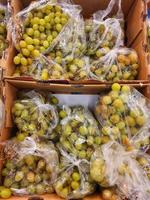 druif bewaker etui, groen pitloos tafel druiven Bij geheel voedingsmiddelen markt in katoen doos foto
