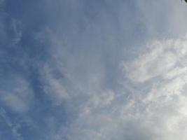 mooi wit wolken Aan diep blauw lucht achtergrond. groot helder zacht pluizig wolken zijn Hoes de geheel blauw lucht. foto