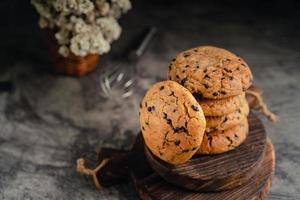 eigengemaakt chocola spaander koekjes Aan rustiek houten kustvaarder en abstract achtergrond foto