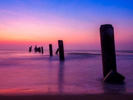 ochtend- zee golven oud beton brug foto