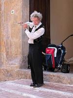 bologna, Italië, april 16, 2015 straat performer spelen fluit. Straatoptreden Aan straat concept. foto