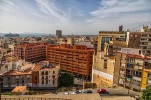 landschap van de stad van Alicante panorama van de gezichtspunt van de stad en de haven Aan een warm zonnig dag foto