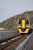 barmout, gwynedd uk. april 09. trein op reis over- de viaduct in barmout, gwynedd Aan april 09, 2023 foto