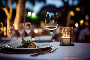 generatief ai illustratie van een restaurant tafel met een glas van wit wijn, zacht gouden licht, duur restaurant met mooi lichten, buitenshuis en nacht foto