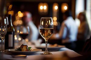 generatief ai illustratie van een restaurant tafel met een glas van wit wijn, zacht gouden licht, duur restaurant met mooi lichten in de achtergrond foto