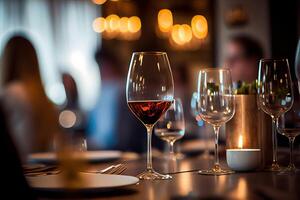 generatief ai illustratie van een restaurant tafel met een glas van wit wijn, zacht gouden licht, duur restaurant met mooi lichten in de achtergrond foto