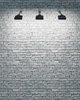 witte bakstenen muur met drie schijnwerpers foto