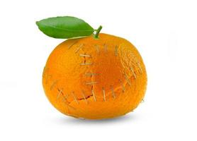 sinaasappel citrusvruchten schillen samen geniet op geïsoleerde witte achtergrond