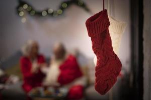 close-up van rode en witte kerst sokken geregen in deuropening foto