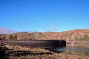 dam in de bergen foto