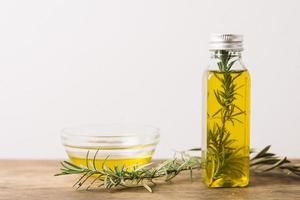 horizontale shot van olijfolie en rozemarijn met kopie ruimte
